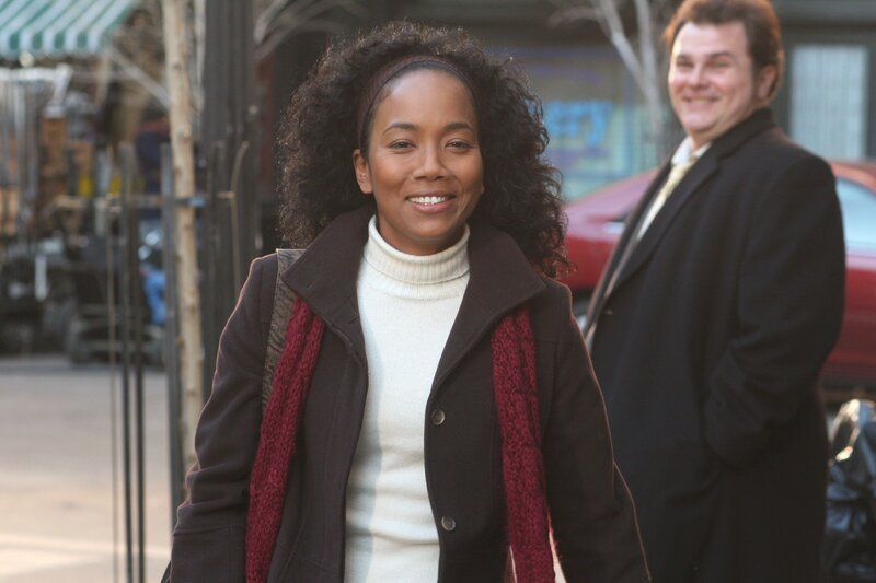 Nick (Jeremy Ratchford, r.) ist stolz auf Toni (Sonja Sohn, l.) … – Bild: Sat.1 Gold