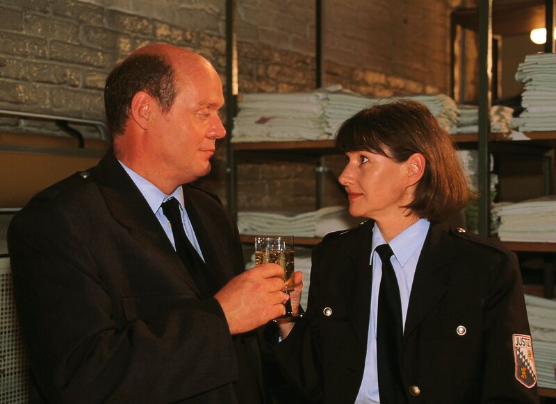 Zöllner (Wolfgang Finck) macht Jutta (Claudia Loerding) Avancen, um über sie Informationen zu bekommen. – Bild: RTLplus