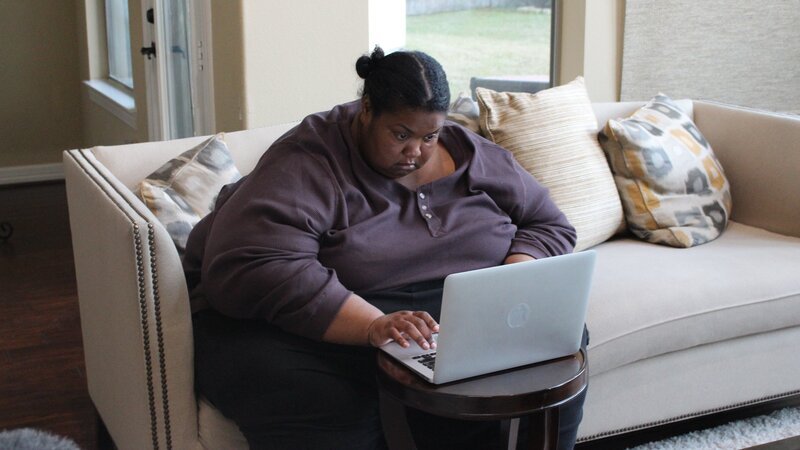 Kelly browses the computer while sitting on couch – Bild: Discovery Communications