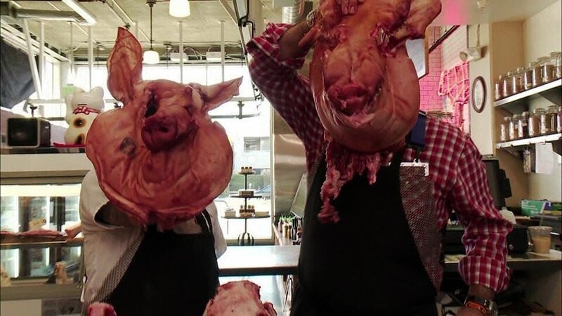 Andrew Zimmern (r.) in Los Angeles. – Bild: Discovery Channel