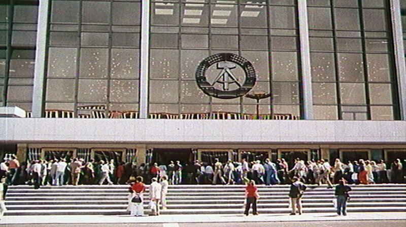 Das Jahr 1976 – in Ost-Berlin wird der Palast der Republik feierlich eingeweiht, David Bowie zieht im Sommer nach West-Berlin und die DDR-Regierung bürgert den Liedermacher Wolf Biermann aus. Eine Berlin-Chronik der Superlative: 40 Folgen, von 1961 bis zum Jahr 1999. – Bild: rbb