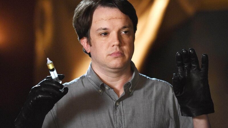 Zack Addy (Eric Millegan) benötigt ganz dringend die Hilfe von seiner ehemaligen Kollegin, die Anthropologin ist, um seine Unschuld zu beweisen. – Bild: MG RTL D /​ FOX