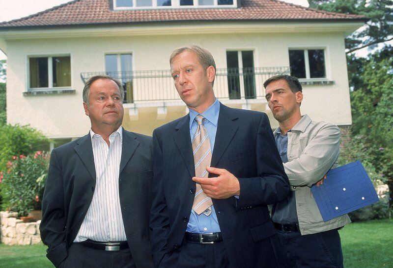Die Ermittler Kehler (Wolfgang Bathke, l.) und Bonhoff (Wolfgang Krewe, r.) müssen den Mord an der jungen Lehrerin Suzanna Sebald aufklären. Oberstudiendirektor Fuchs (Oliver Stritzel) erzählt ihnen von einem Drohbrief, den Frau Sebald vor kurzem bekommen hat … – Bild: MG RTL D /​ Rolf Baumgartne