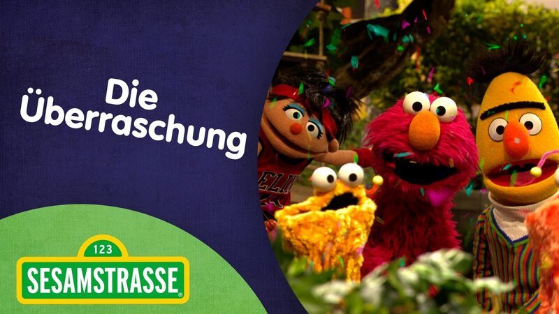Elin, Elmo und Bert singen ein Lied über Überraschungen. – Bild: NDR/​Sesame Workshop