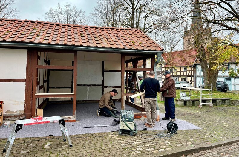 Das Buswartehäuschen auf dem Dorfanger braucht einen neuen Anstrich. Ein Arbeitseinsatz für den Heimatverein von Falken am Samstagmorgen. – Bild: MDR /​ Jana Herold