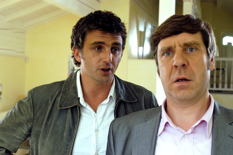 „Soko Kitzbühel“, „Tod des Starkochs.“ Ausgerechnet im Weinkeller der Pochlarner Stuben wird der nach Deutschland ausgewanderte TV-Kochstar Peter Beck tot aufgefunden. Im Bild (v.li.): Hans Sigl (Andreas Blitz), Uwe Rohde (Jochen Westerstadt). – Bild: ORF/​BEO-Film/​Marco