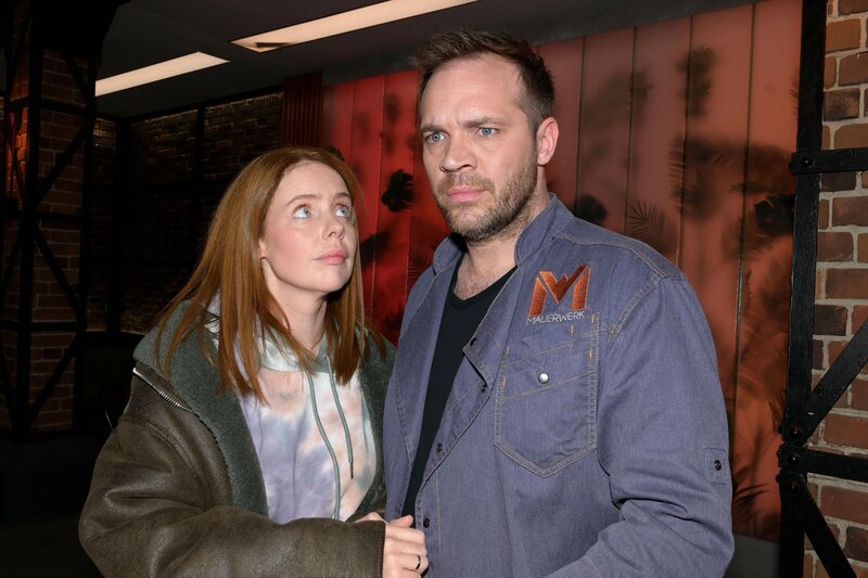 Erik (Patrick Heinrich) ist erleichtert, dass Toni (Olivia Marei) ihn unterstützen will. – Bild: RTL /​ Rolf Baumgartner