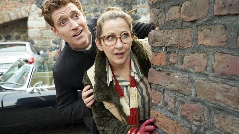 Maik (Daniel Donskoy) und Tante Steffi (Barbara Philipp) planen bei dem Schönfelders einzubrechen, um die Leoparden-Statue zurückzuerobern. – Bild: TVNOW /​ Guido Engels