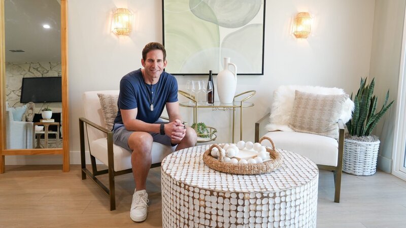 Tarek El Moussa sitting posed in the house post flip, as seen on The Flipping El Moussas, Season 2. – Bild: Warner Bros. Discovery, Inc. or its subsidiaries and affiliates