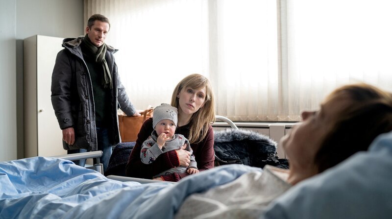 Ellen (Rikke Lylloff) und Rainer (Till Firit) besuchen Karin (Katrin Sass). – Bild: Bavaria Media GmbH