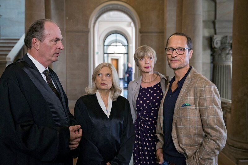 Markus Gellert (Herbert Knaup, l.) und Isa von Brede (Sabine Postel, 2.v.l.) haben herausgefunden, dass Frank Bongerts (Markus Knüfken, r.) nicht zum ersten Mal wegen sexueller Nötigung angezeigt wurde. Wird Gellerts Ex-Frau Sylvia (Anna Stieblich, 2.v.r.) trotzdem zu ihm stehen? – Bild: ARD/​Georges Pauly