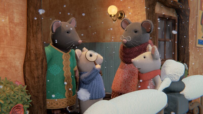 Sam (2. von links) bringt seiner Freundin Julia (rechts) eine Lupe, damit sie die Schneesterne genauer betrachten kann. Frau Kosmos (links) und Oma Gouda (2. von rechts) freuen sich mit Julia über ihren ersten Schnee. – Bild: ZDF/​Cielo Films/​Caribara Production/​SuperswissRed/​M.A.R.K.13/​ZDF Studios GmbH