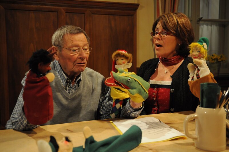Alois und Rosi üben das Stück für das Kindertheater. Von links: Alois Preissinger (Erich Hallhuber) und Rosi Brunner (Brigitte Walbrun). – Bild: BR/​Jo Bischoff