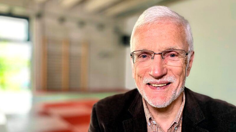 Hans-Jürgen Schulke ist Sportsoziologe und Marathonläufer – Bild: NDR/​Kati Grünig