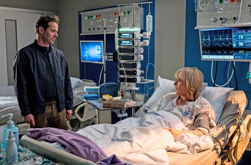 Markus Gorla (Christian Schmidt, l.) steht Annemarie Schmitz (Katharina Abt, r.) bei. Doch die Stimmung ist getrübt. – Bild: ARD/​Jens-Ulrich Koch