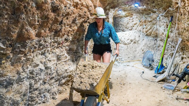 Brittany Mifsud hilft Eltern und entfernt Wäsche aus dem Untergrund. – Bild: WildBear Entertainment Pty Ltd /​ WildThringMedia /​ ©WildBear Entertainment Pty Ltd