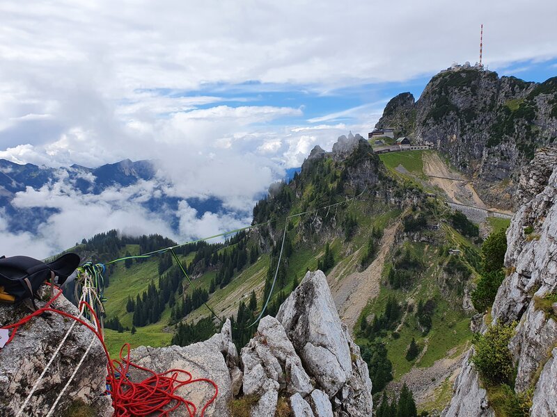 Die längste Highline Deutschlands auf dem Wendelstein. – Bild: BR/​south & browse GmbH/​Joachim Walther