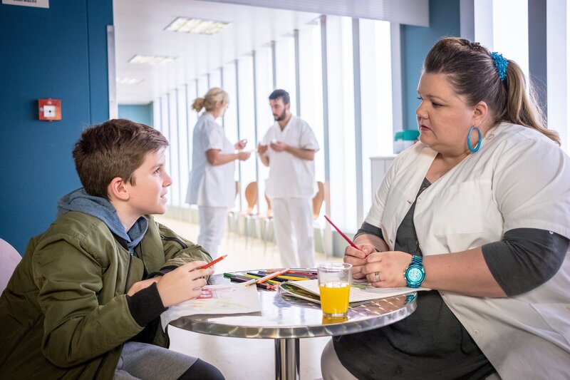 Während seine Mutter untersucht wird, kümmert sich Frauke (Manuela Wisbeck, r.) um Fritz (Neven Metekol, l.). – Bild: ZDF und Boris Laewen