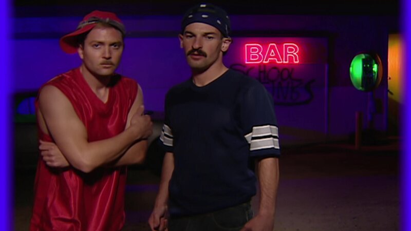 L-R: Lieutenant Jim Dangle (Thomas Lennon), Deputy Travis Junior (Robert Ben Garant) – Bild: ViacomCBS