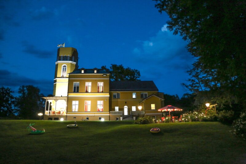 Ein echtes Schloss ist das WG-Zuhause – Bild: ZDF/​e+u TV /​ KiKA