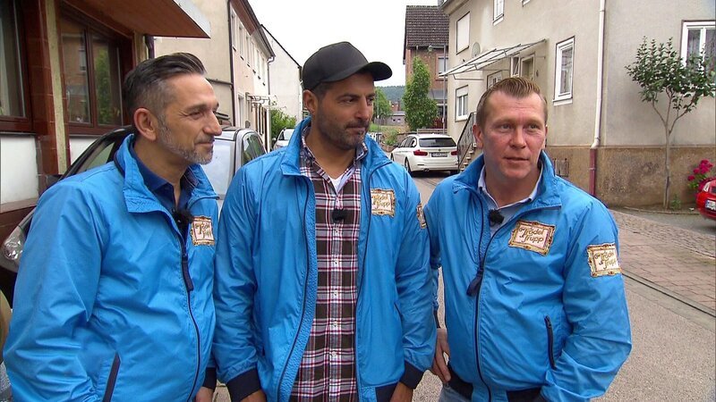 Die Trödelprofis Mauro Corradino (li.), Sükrü Pehlivan und Otto Schulte (re.) wollen Eberhard helfen – Bild: RTLZWEI, Good Times Fernsehprodu