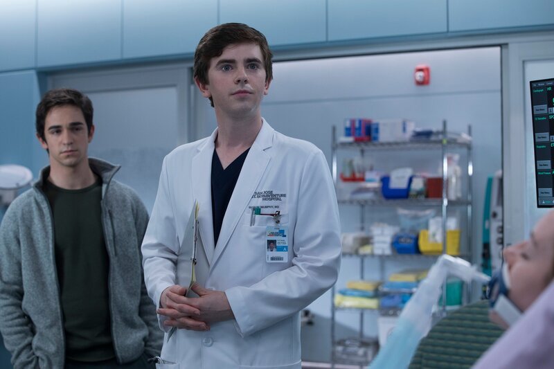 L-R: Brandon (Zachary Gordon) and Dr. Shaun Murphy (Freddie Highmore) – Bild: Sky 1 +1 HD /​ Jack Rowand /​ American Broadcasting Companies, Inc.