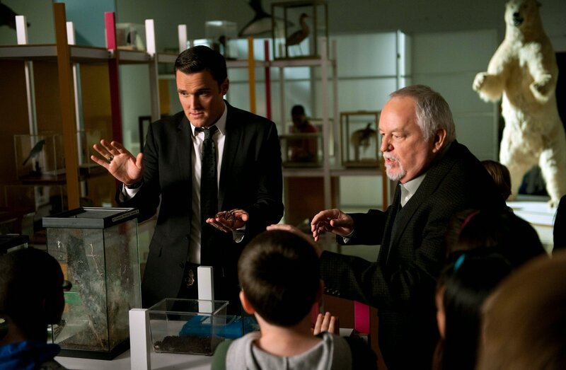 Hoffen, den Mörder von Linda Parfrey bald zu finden: Professor Papadakis (Dakin Matthews, r.) und Wayne (Owain Yeoman, l.) … – Bild: Warner Bros. Television Lizenzbild frei