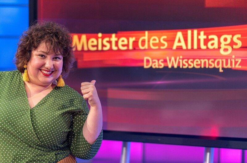 Geht’s gewitzt an: Comedienne Meltem Kaptan freut sich auf spannende Fragen beim Wissensquiz „Meister des Alltags“ – zum Mitraten und Spaß haben. Den Gewinn spendet „Meister des Alltags“ einem guten Zweck.; ARD/​SWR MEISTER DES ALLTAGS, „mit Florian Weber“, am Montag um 10:00 Uhr im ERSTEN. – Bild: SWR/​Christian Koch