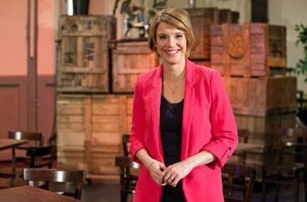 PHOENIX wir müssen reden Moderatorin Christina von Ungern-Sternberg – Bild: phoenix/​Christian Marquardt