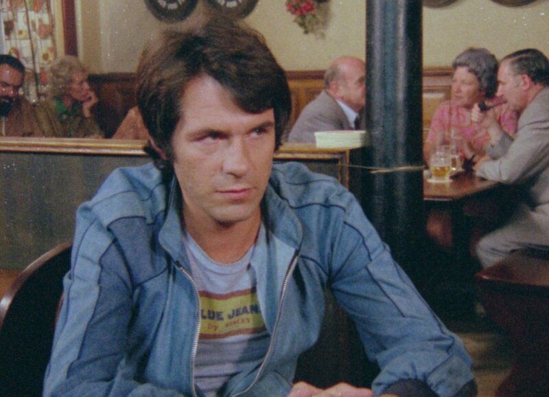 Ein Fall für Männdli Talmi Staffel 2, Episode 4 Was hat er mit der falschen Brosche zu tun?: Jürgen Dräger als Angelas Freund – Bild: SRF