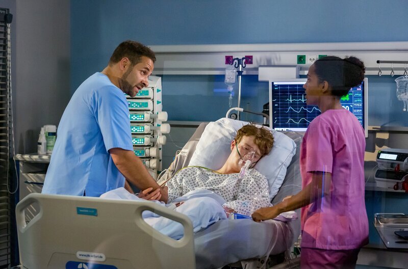 Emma Jahn, die heute ihren Probetag im JTK hat, darf Dr. Matteo Moreau bei der Behandlung von Philipp Sander assistieren. – Bild: ARD/​Steffen Junghans