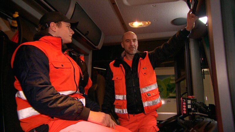 Müllwerker Enrico Künne und Christian Grapp starten in ihre Frühschicht. – Bild: NDR