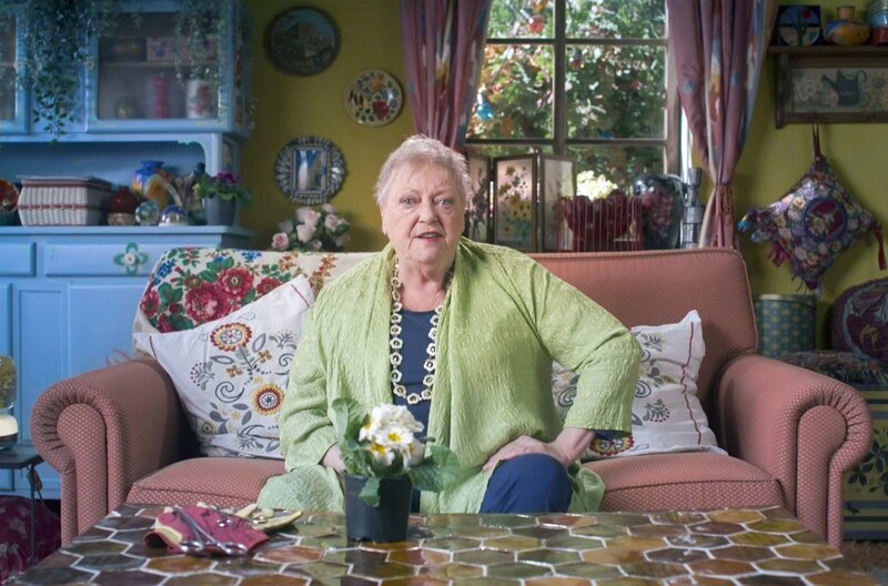 Die Seniorin berichtet von einem ernst wirkenden Typen, der ein Vorstellungsgespräch für eine Stelle als Systemingenieur hat. Das Gespräch läuft gut, der Mann ist zuversichtlich. Bis er von seinem Unfall erzählen soll … – Bild: Lm Productions/​Bakea Productions