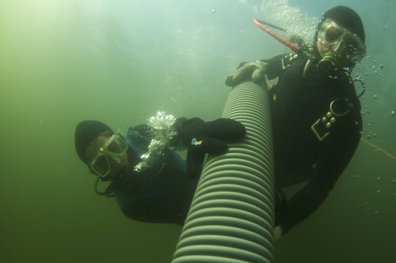 Emily und Zeke prospecting for a hot spot. – Bild: Discovery Communications, Inc.