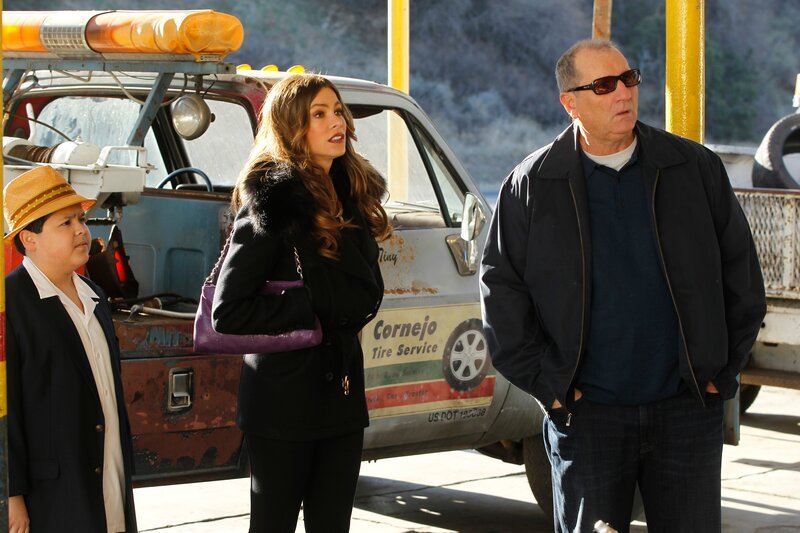 L-R: Manny Delgado (Rico Rodriguez), Gloria Delgado-Pritchett (Sofía Vergara), Jay Pritchett (Ed O’Neill) – Bild: ViacomCBS /​ Hopper Stone