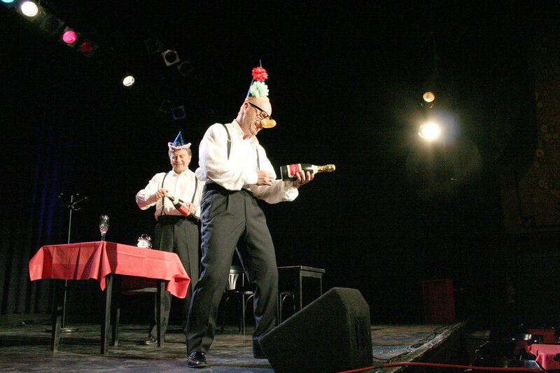 „Düringer und Resetarits: Silvestergala“. Die beiden Größen des heimischen Kabaretts wollten immer schon etwas gemeinsam machen. Also haben sie sich – anlässlich des Jahreswechsels – zusammengetan und spielen Nummern aus den Einzelprogrammen der beiden, aber eben mit dialogverteilten Rollen. Und natürlich haben sie auch eine besonders schöne Silvesternummer für diesen Lachschlager neu geschrieben. Im Bild (v.li.): Lukas Resetarits, Roland Düringer. – Bild: ORF/​E&A/​Katrin Werzinger