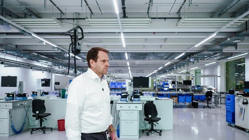 Adrian Steiner, Geschäftsführer der Firma Thermoplan, die exklusiv Kaffeemaschinen für Starbucks weltweit produziert – Bild: SRF