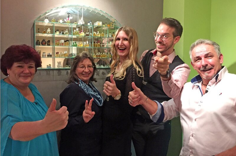 V.l.: Gastgeberin Renate, Susanne, Romina, Marius und Volker – Bild: Mediengruppe RTL