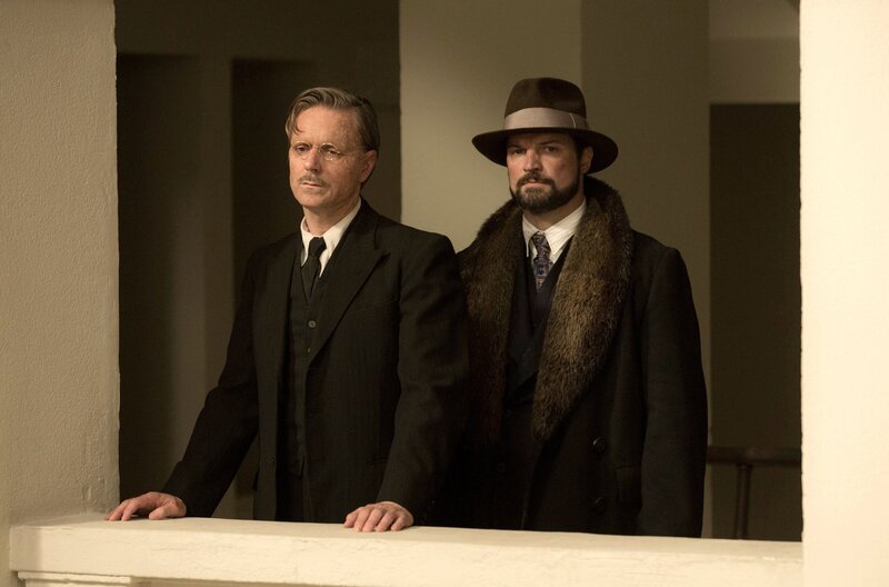 Dr. Schmidt (Jens Harzer, links) und der Armenier (Mišel Matičević) in der Klinik. – Bild: ARD Degeto/​X-Filme/​Beta Film/​Sky /​ ZDF