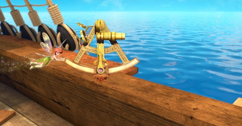 Tinker Bell holt den magischen Sextanten aus den Händen der Piraten zurück. – Bild: DQ Entertainment