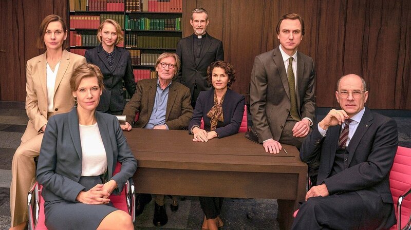  (v.l.n.r.): Christiane Paul (Rechtliche Sachverständige Litten ), Ina Weisse (Mitarbeiterin des Ethikrates Keller), Anna Maria Mühe (Augenärztin Brandt), Matthias Habich (Richard Gärtner), Ulrich Matthes (Bischof Thiel), Barbara Auer (Vorsitzende), Lars Eidinger (Rechtsanwalt) und Götz Schubert (Medizinischer Sachverständiger Sperling ) – Bild: ORF/​Constantin Film/​Julia Terjung