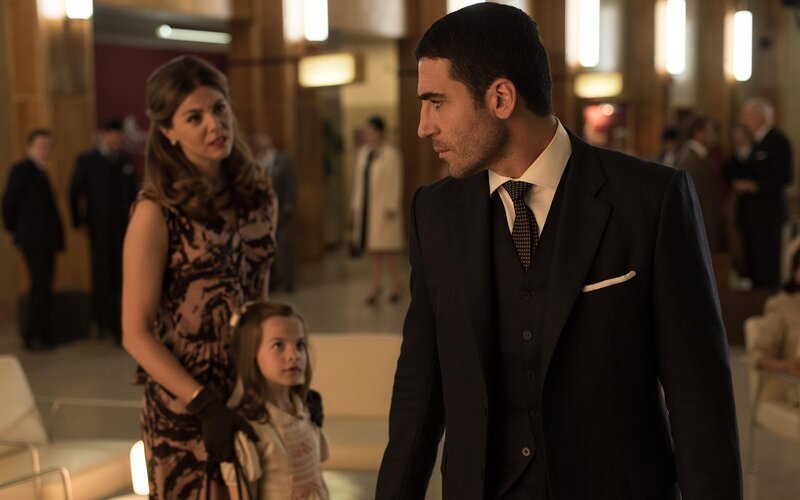 Cristina Otegui (Manuela Velasco, l.); Alberto Márquez (Miguel Ángel Silvestre, r.) – Bild: Enrique Baró Ubach Lizenzbild frei