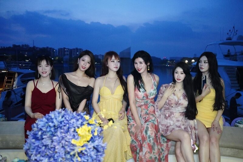 Auf einer exklusiven Yachtparty am Perlfluss-Delta träumen junge Chinesinnen und Chinesen vom Luxusleben. – Bild: ZDF und Schmidt/​ZDF Peking