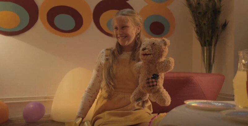 Roza verwandelt den schäbigen Teddy in eine Handpuppe. – Bild: SR/​HRT Croatia