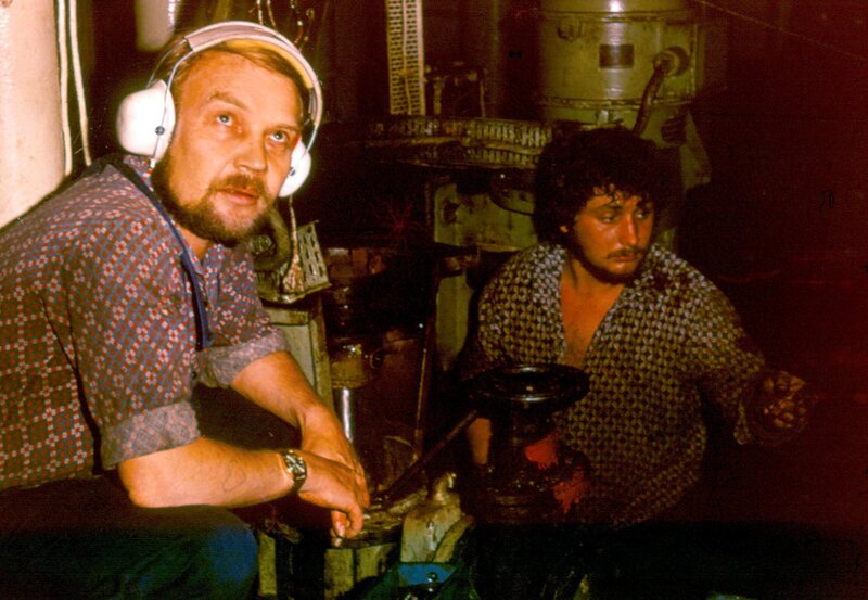 Das Wasserpumpensystem muss nach einer bestimmten Anzahl von Betriebsstunden regelmäßig geprüft werden. Der 1. Technische Offizier und ein Maschinenassistent arbeiten als eingespieltes Team zusammen und können in der schiffseigenen Werkstatt die meisten Reparaturen auch auf See durchführen. – Bild: MDR /​ Hoferichter & Jacobs