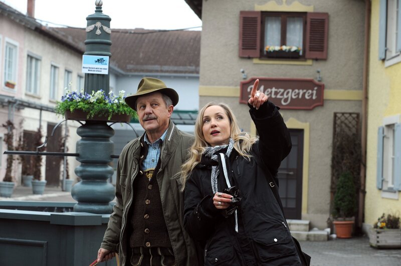 Jana revanchiert sich mit Hilfe der Webcam bei Schattenhofer für die Strafe. Von links: Lorenz Schattenhofer (Werner Rom) und Jana Keller (Isabella Hübner). – Bild: BR/​Marco Orlando Pichler