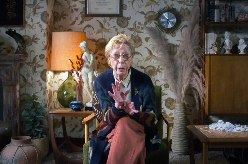 Die rüstige Rentnerin erzählt von der Geburt eines Jungen in einem kleinen Dorf in Afrika. Doch seine Hautfarbe scheint zunächst unerklärlich … – Bild: Lm Productions/​Bakea Productions