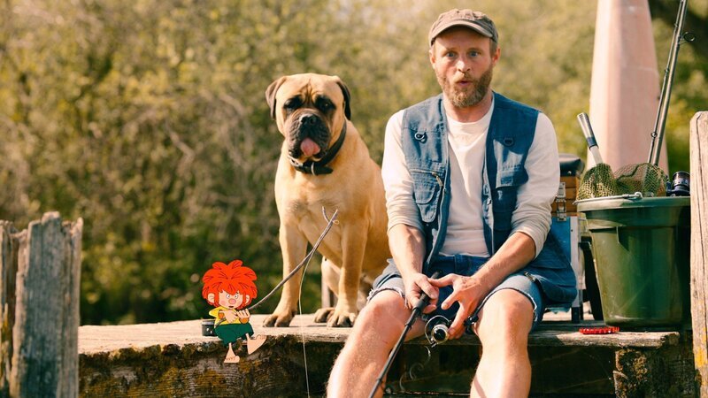 Florian Eder (Florian Brückner) und Pumuckl – Bild: RTL /​ NEUESUPER