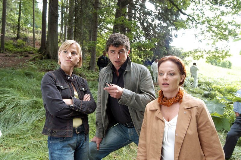 „Soko Kitzbühel“, „Mörderische Schnitzeljagd.“ Während ihrer Geocaching-Schatzsuche machen die beiden Freunde Moritz Berger und Hans Salter einen grausigen Fund: Die Leiche einer unbekannten Frau. Beinahe gleichzeitig hat Gräfin Schönberg mit Unterstützung des Adventure-Tours-Veranstalters Benjamin Maier eine „altmodische“ Benefiz-Schnitzeljagd organisiert, die zu Gunsten der Waisenhausstiftung einer reichen Argentinierin stattfindet. Während Karin und Andreas sich um die Identifizierung der Ermordeten bemühen, kommt es zu einem zweiten Mord. Im Bild (v.li.): Kristina Sprenger (Karin Kofler), Hans Sigl (Andreas Blitz), Christine Klein (Dr. Haller). – Bild: ORF (FS1/​FS2) /​ ORF1