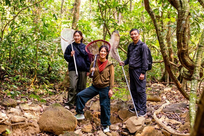 Der „Cuc Phuong National Park“ liegt südlich von Hanoi und ist berühmt für seine enorme, weitgehend unerforschte Artenvielfalt. Mai ist unterwegs mit einem deutsch-vietnamesischen Team, das Feldforschung betreibt. – Bild: Maike Simon /​ ZDF